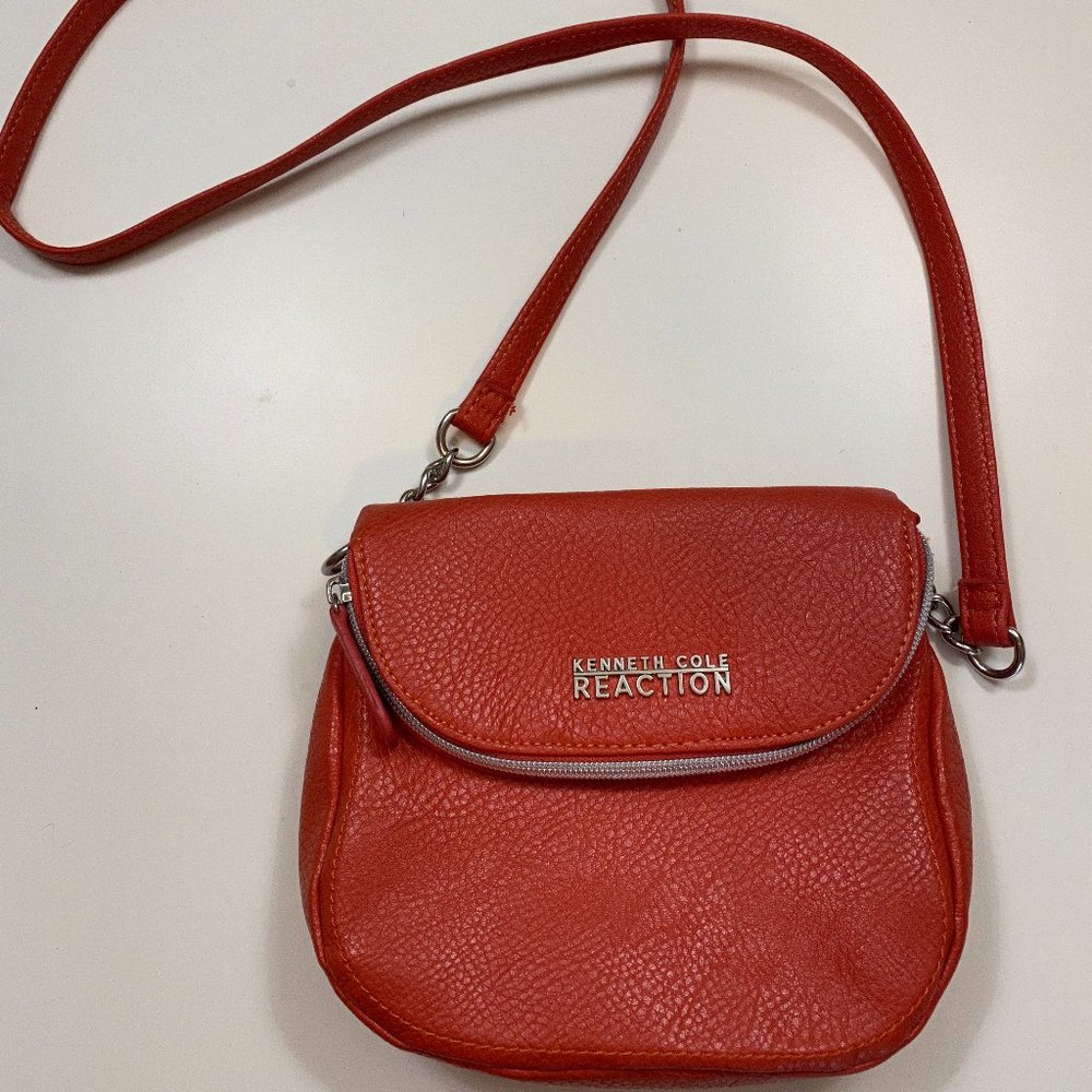 ***KENNETH COLE REACTION CROSSBODY BAG***